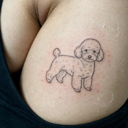 Tatuagem fineline feita por aluna formada no Fineline Academy