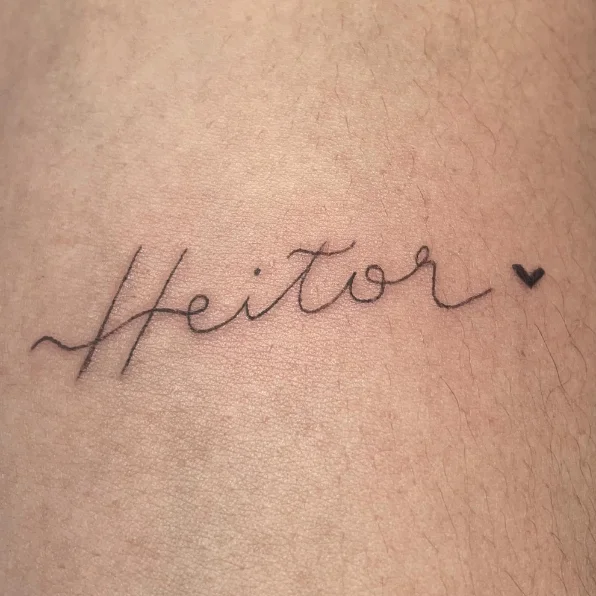 Tatuagem fineline de traço fino e delicado feita na pele